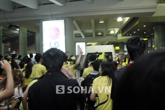 Nhóm nhạc T-ara bị bao vây bởi fan hâm mộ ở sân bay 10