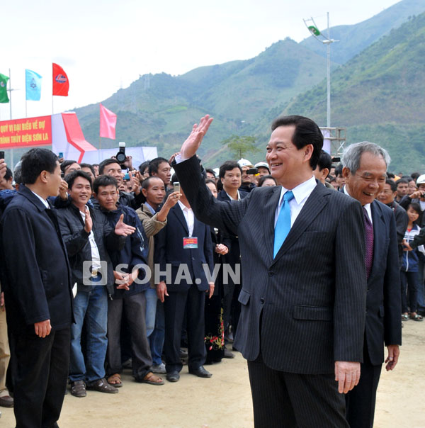 Thủ tướng Nguyễn Tấn Dũng đã về dự và cắt băng khánh thành trong lễ khánh thành.