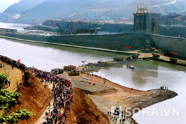 Thủy điện Sơn La chính thức khởi công và ngăn sông vào ngày 2/12/2005 và khi đó dự kiến sẽ hoàn thành vào năm 2015.