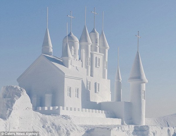 Snow place like home: Another intricate ice sculpture at the Jingyue Snow World exhibition