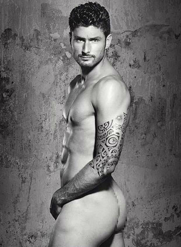  	Olivier Giroud lần đầu tiên chụp ảnh nude