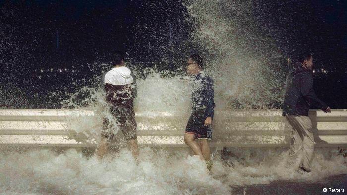 Chùm ảnh: Trung Quốc chấn động vì siêu bão Usagi