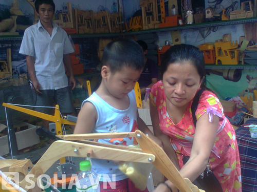 Khó khăn lắm người phụ nữ này mới tìm được một cửa hàng bày bán đồ chơi Trung thu truyền thống để mua cho con trai mình.