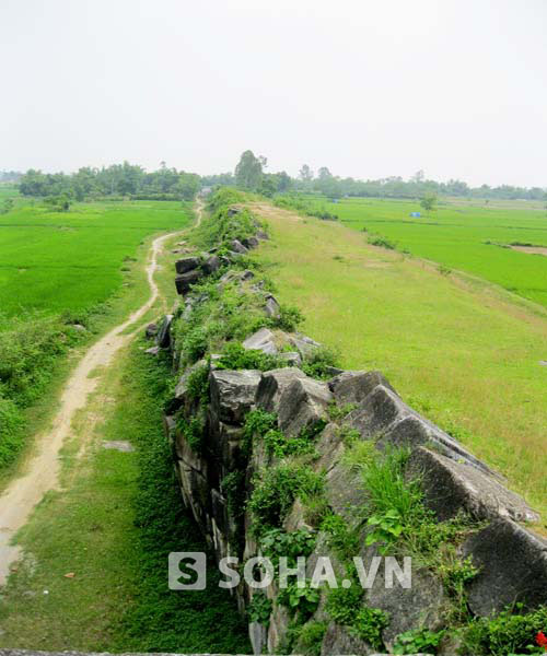 Đoạn thành qua làng Đông Môn. Tương truyền đây là đoạn thành xây dựng khó khăn nhất của Thành nhà Hồ và tướng đốc công Trần Công Sỹ đã bị chôn sống tại đây.