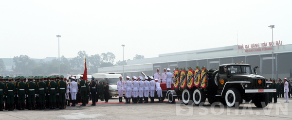 Đoàn nghi lễ nghẹn lòng ngước nhìn linh cữu Đại tướng rời sân bay