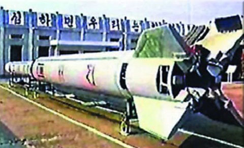 	Tên lửa đạn đạo tầm trung Taepodong-1, tên lửa có chiều dài 25,8 mét, đường kính 1,8 mét, trọng lượng tới 33,4 tấn, tầm bắn khoảng 2.500km.
