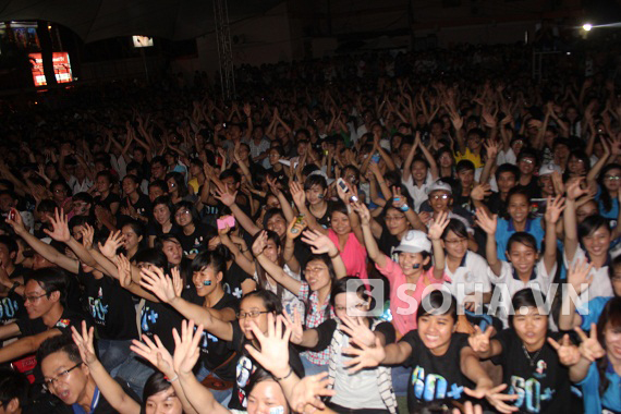 
	Hàng ngàn người có mặt tại Nhà văn hóa Thanh niên (số 4A, Phạm Ngọc
	Thạch, quận 1) để cùng tham gia đêm chiến dịch "Giờ Trái đất".