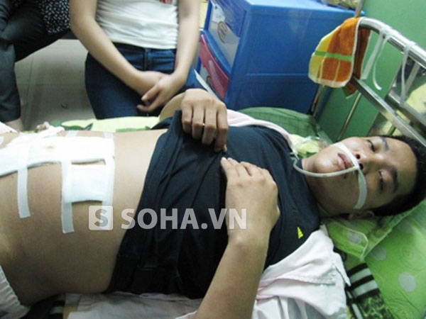 Anh Nguyễn Văn Tiến - nạn nhân trong vụ nổ súng hiện đang cấp cứu tại bệnh viện.