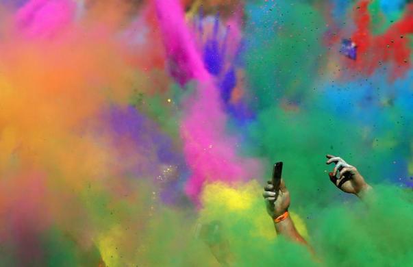 Một người đàn ông dùng điện thoại di động chụp ảnh tại lễ hội sắc mầu được tổ chức trong công viên Centennial ở Sydney, Australia.