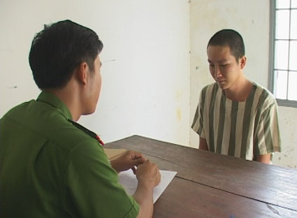 Nguyễn Văn Tuyền (bên phải) khai báo hành vi phạm tội trước cơ quan điều tra.