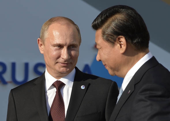  	Tổng thống Nga Vladimir Putin (trái) chào đón Chủ tịch Trung Quốc Tập 	Cận Bình khi trước khi bắt đầu hội nghị thượng đỉnh G20 hôm 05/9/2013 	tại Saint Petersburg, Nga.
