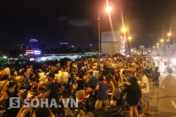 
	Hàng ngàn người dân đổ ra đường xem bắn pháo hoa