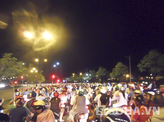 
	Mới 18h30 nhưng hàng nghìn người dân đã tập trung về đường Mai Chí Thọ đoạn từ ngã tư Thủ Thiêm về trước cửa Hầm vượt sông Sài Gòn để đón chờ những màn pháo hoa rực rỡ.