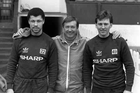 
	Sir Alex chụp ảnh cùng 2 cựu binh Paul McGrath, Bryan Robson hồi năm 1987