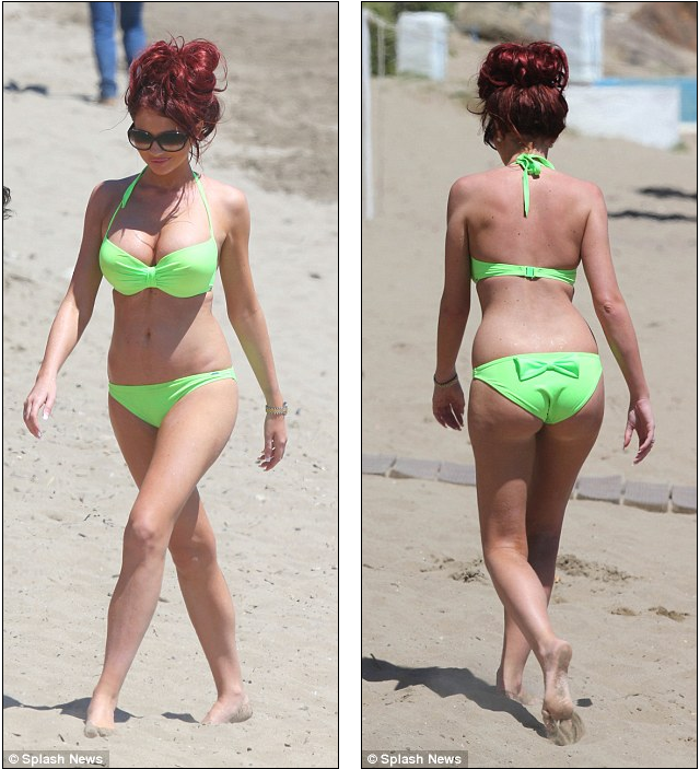 Người đẹp Amy Childs "đốt cháy" bãi biển Marbella