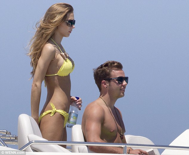 Mario Gotze cùng bạn gái xinh đẹp du hý trên biển