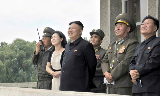 Nhà lãnh đạo Kim Jong-un cùng phu nhân Ro Sol-ju xem máy bay tập trận trên không trong chuyến thăm tới  đơn vị 1017 của Không quân Triều Tiên.