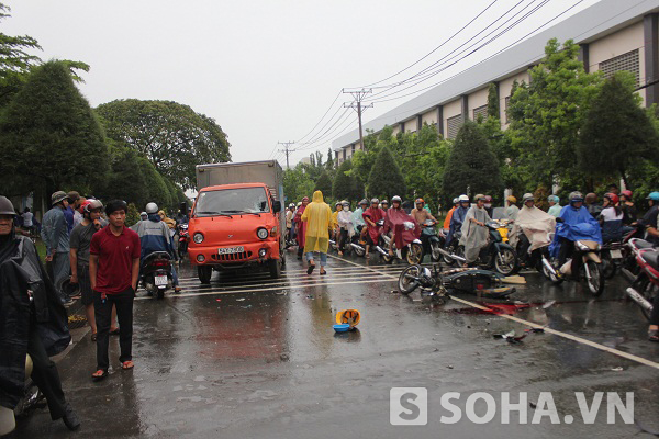 	Cú đâm trực diện khiến người cầm lái chiếc xe máy tử vong tại chổ, người còn lại nguy kịch