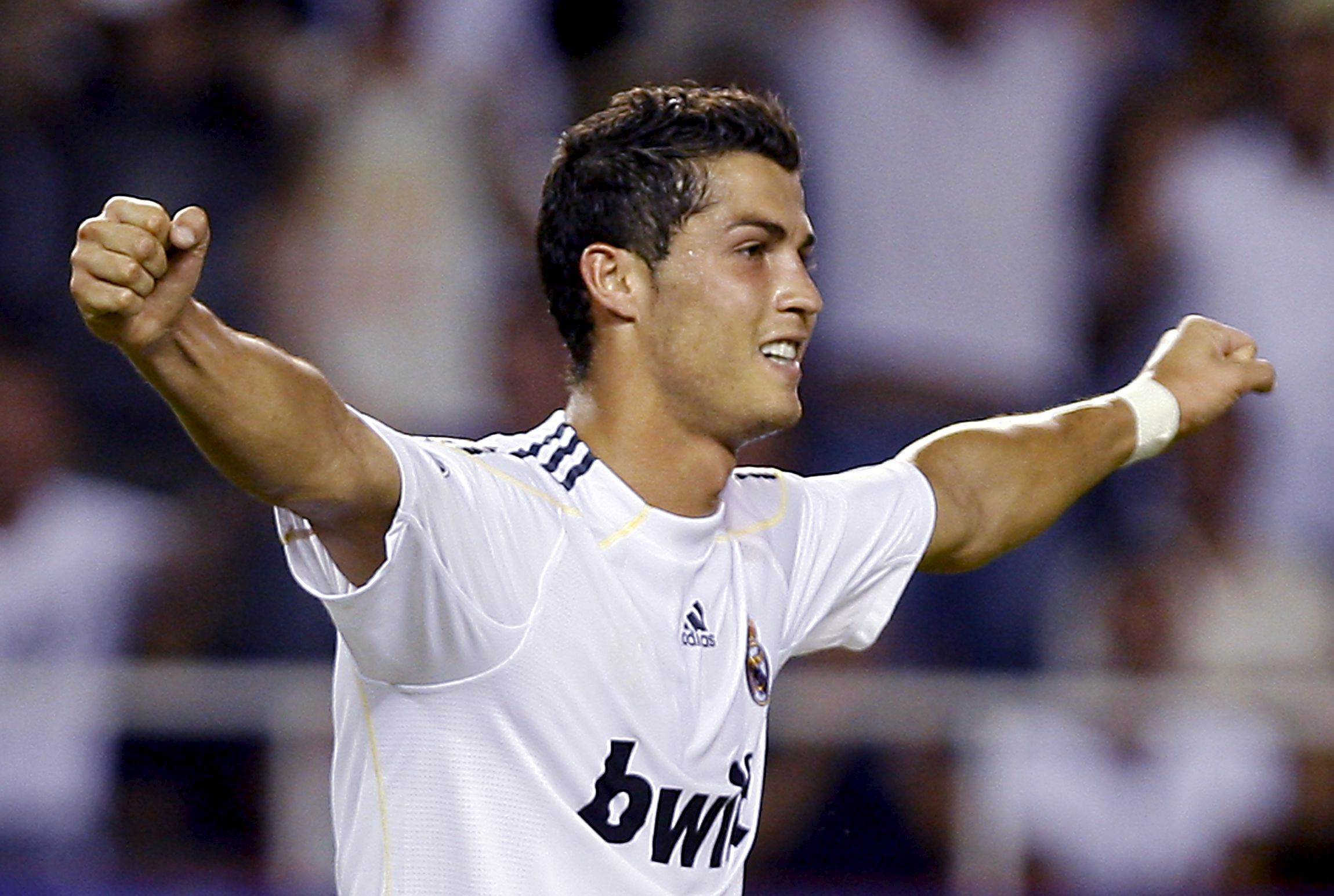 
	Cris Ronaldo cam kết ở lại Real