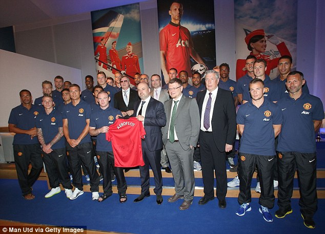Sao Man United vui vẻ trong lễ ký HĐ với hãng hàng không Nga