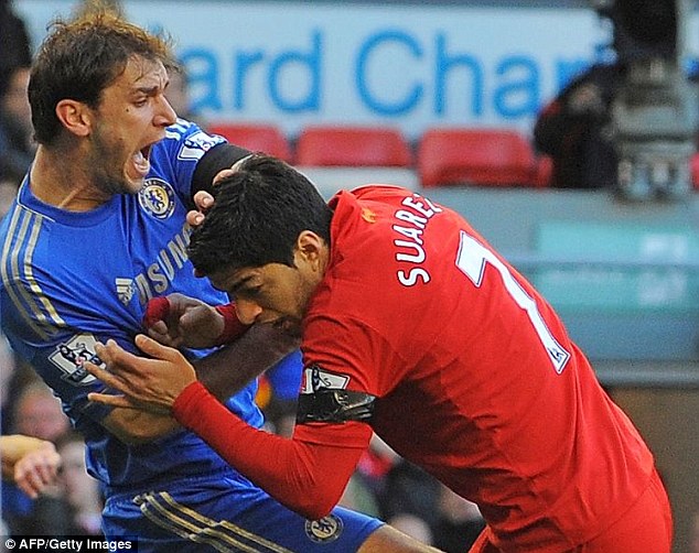 
	Suarez từng có nhiều hiềm khích với The Blues