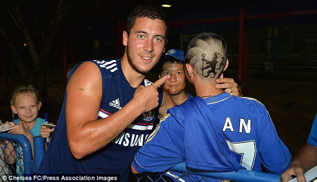 
	Hazard ấn tượng với kiểu tóc "siêu dị" của fan nhí