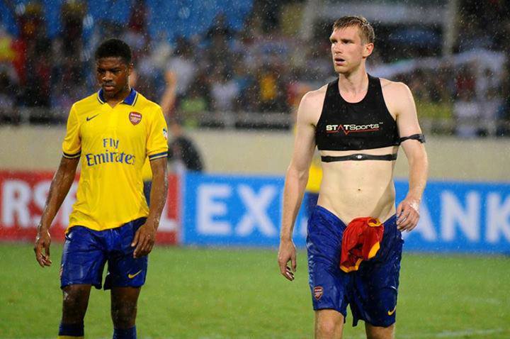 
	Per Mertesacker và hành động phản cảm với chiếc áo của ĐTQG Việt Nam