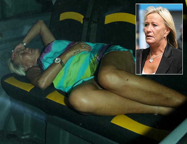 
	Bà Sue nằm tơ hơ trên taxi vì quá say