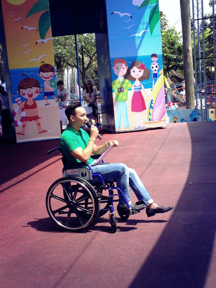 MC Thành Trung ngồi xe lăn dẫn chương trình