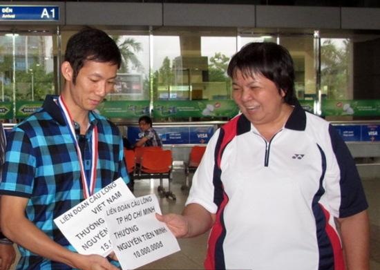 
	Tấm biển trao thưởng cho Tiến Minh chỉ là một mảnh giấy A4. Ảnh: Người Lao Động