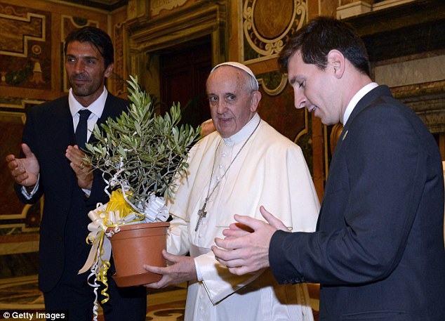 Messi, Balotelli bất ngờ “rủ rê” nhau gặp Đức Giáo Hoàng Francis