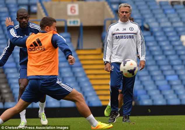 Căng thẳng trước ngày trở lại Premeir League, Mourinho bắt Chelsea tập luyện đặc biệt