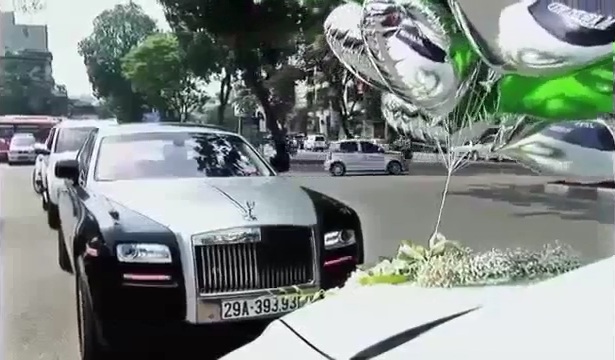 Rolls-Royce, Bentley, Lexus... xuất hiện trong lễ rước dâu của Huyền Baby 