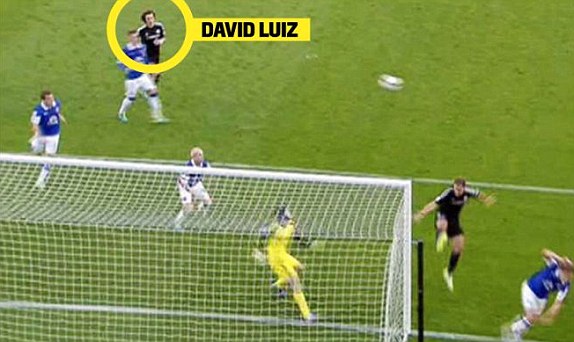  	David Luiz quá ham tấn công mà bỏ quên nhiệm vụ phòng ngự tại Chelsea
