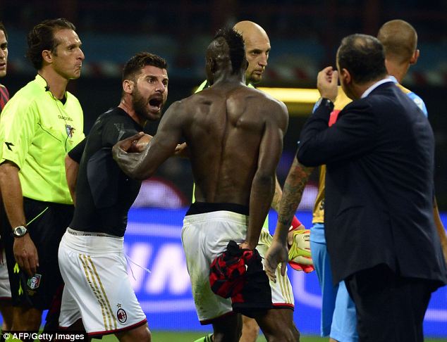  	Balotelli hùng hổ như muốn đánh trọng tài Banti