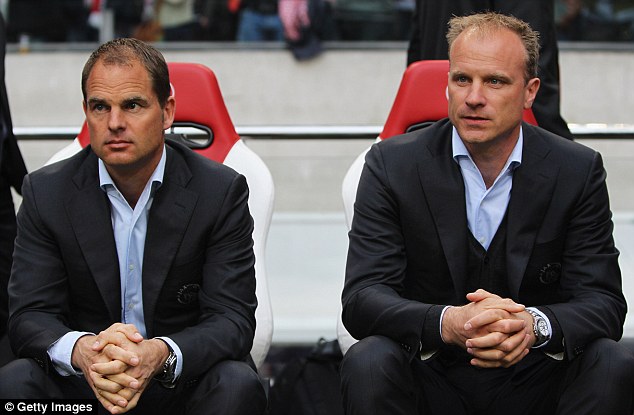  	Bergkamp đang làm trợ lý cho Frank de Boer tại Ajax