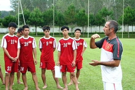  	Tránh xa báo giới là cách tốt để U19 Việt Nam giữ mình trên mặt đất, tập trung rèn luyện bóng đá