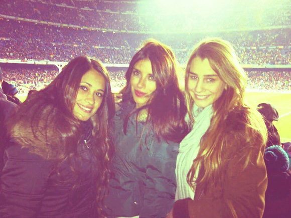  	Bạn gái Messi (trái) thường cùng người tình của Fabregas (giữa) tới cổ vũ Barca