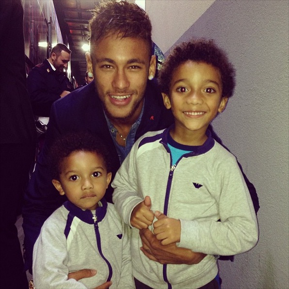 
	Neymar rất thân thiện với các em nhỏ