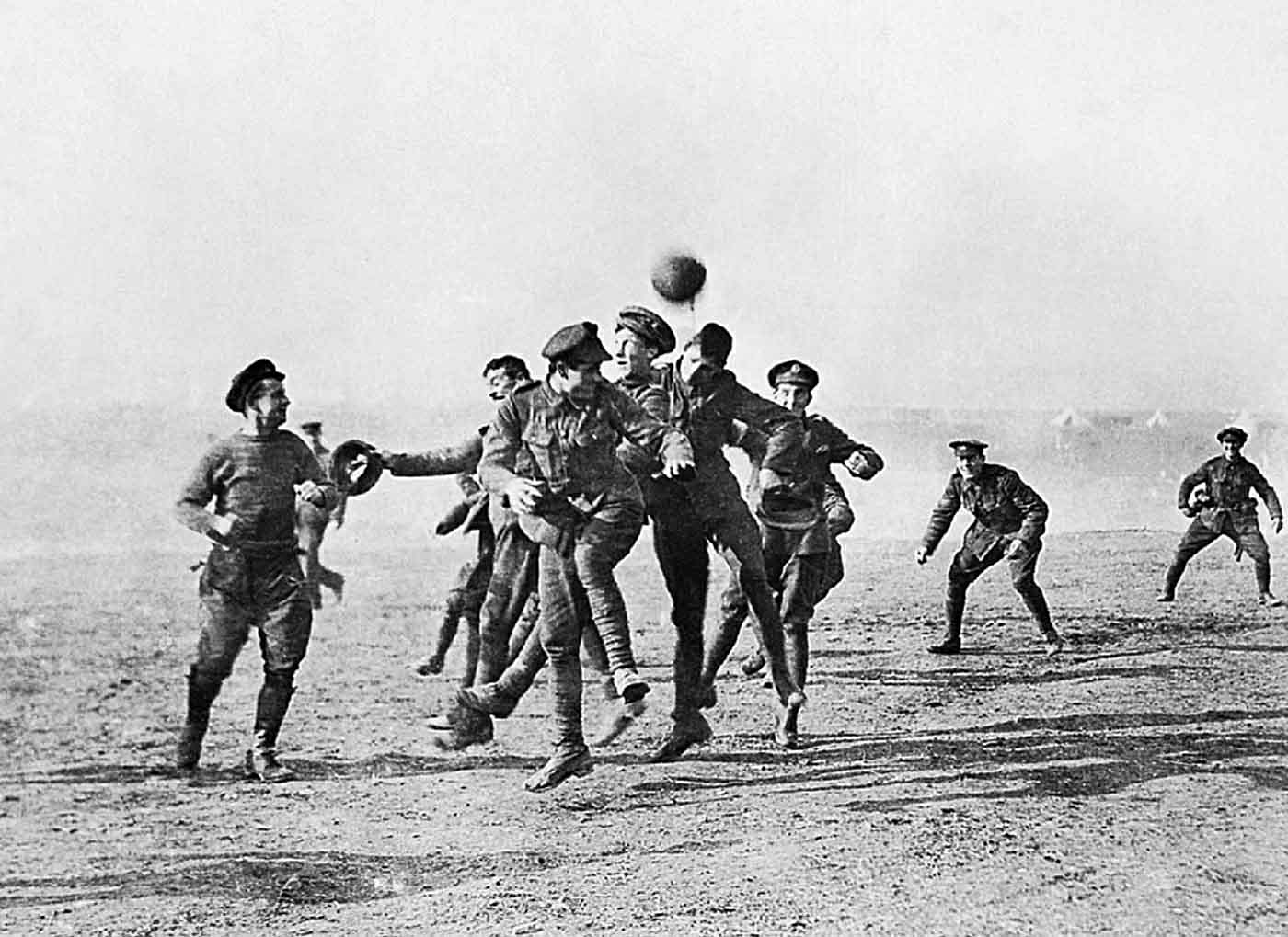 
	Thật đáng buồn khi nhiều quân nhân tìm bình yên trong bóng đá thì lại có nơi lấy bóng đá làm nguyên nhân chiến tranh!