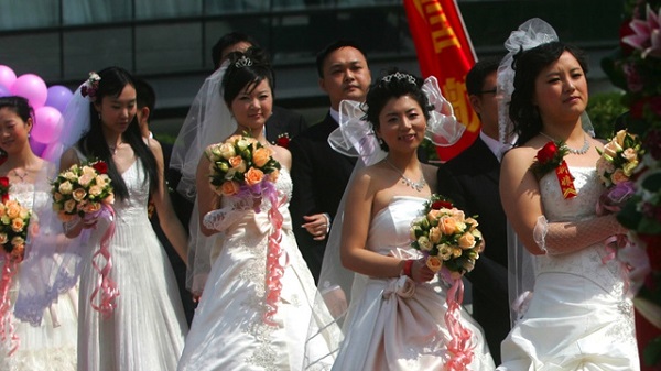 	Theo bài viết trên Thời báo Hoàn Cầu, chi phí để cưới vợ Trung Quốc là 100.000 tệ, trong khi chi phí cưới vợ Việt Nam chỉ khoảng 30.000 tệ