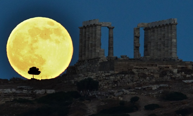 “Siêu trăng” đang mọc cạnh ngôi đền cổ Poseidon tại Mũi Sounion ở Hi Lạp.