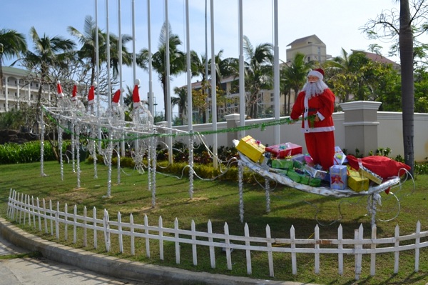 
	Ông già noel, người tuyết chính là cách trang trí trước cổng vào các khu resort đường Trường Sa.