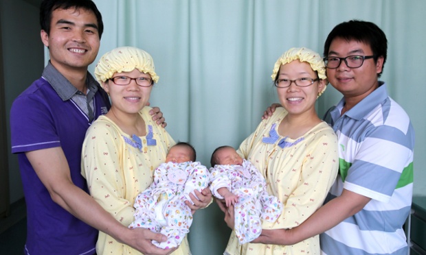 Hai chị em sinh đôi Wang Lan và Wang Lu cùng sinh con trong một ngày ở thành phố Nam Kinh thuộc tỉnh Giang Tô, Trung Quốc.