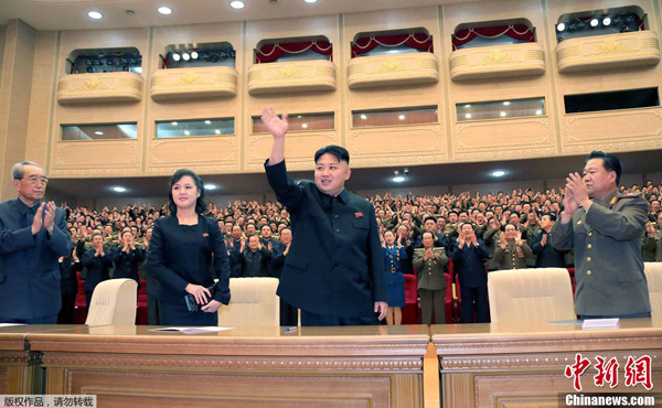 
	Vợ chồng ông Kim Jong-un đi xem hòa nhạc. Ngồi ở hàng ghế phía sau có cô Ri Kyong-sim - nữ cảnh sát vừa được phong anh hùng.