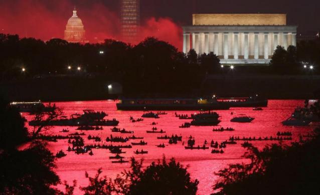 Pháo hoa nhuộm đỏ nước trên sông Potomac ở Washington vào ngày Quốc khánh Mỹ 4/7.