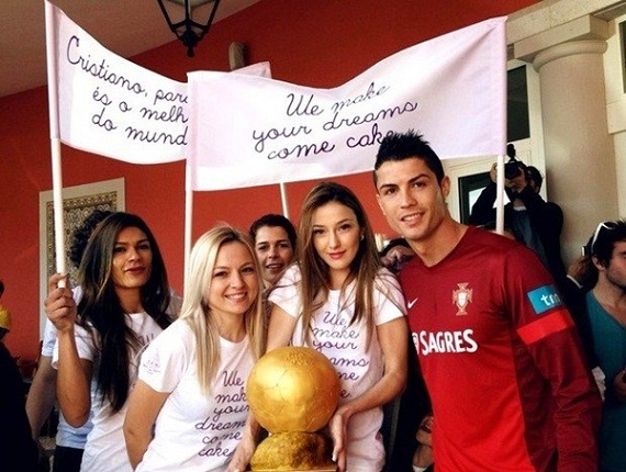 
	Ronaldo được các fan nữ làm tặng cho 1 Quả bóng vàng bằng bánh