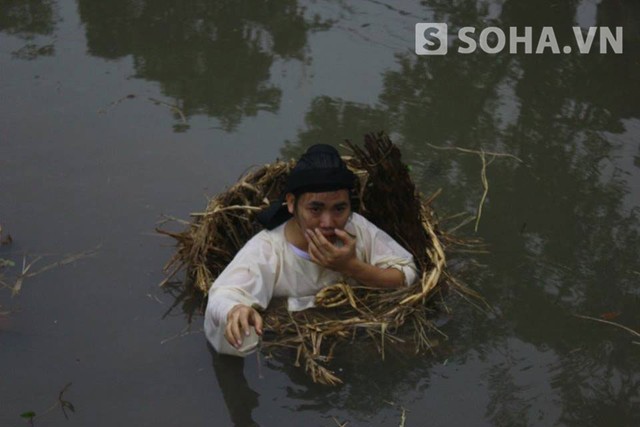 
	Vượng Râu ngâm mình nước làn nước lạnh của mùa đông trong một cảnh diễn Hài Tết 2014