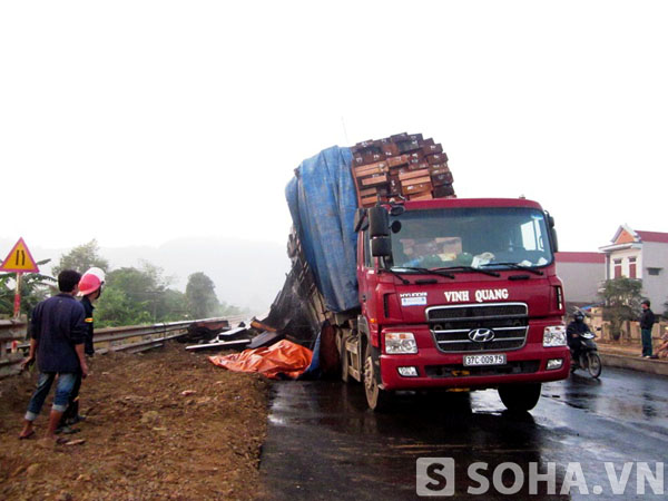 Chiếc xe trở đầy gỗ đang lưu thông trên đường thì bỗng nhiên bốc cháy.