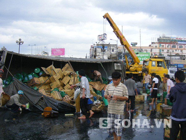 Đồng Nai: Xe tải chở dầu lật, nhiều người lao vào hôi của